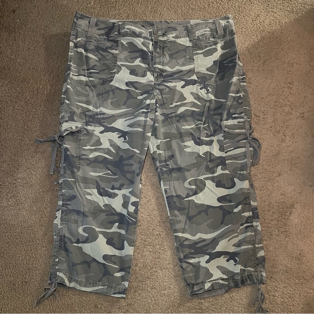 Womens Venezia Lane Bryant Camouflage Cargo Capri Plus Stretch CAMO HTF Size 26